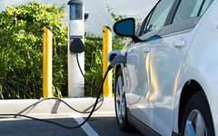 Владельцы электромобилей прокомментировали установку зарядок в районах Кировской области