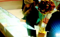 Кировские полицейские разыскивают подозреваемую в краже золотой серьги (ВИДЕО)