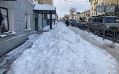 В центре Кирова управляющая компания почти неделю не могла убрать наваленный на тротуары снег