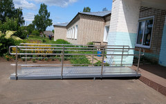В Неме прокуратура добилась установки пандуса в школе для инвалидов