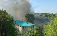 В Новосибирске загорелась крыша Центральной больницы