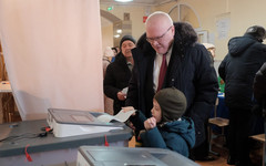 Губернатор Кировской области проголосовал на выборах президента РФ