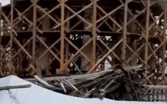 Забор у береговой ротонды в Кирове сдуло ветром