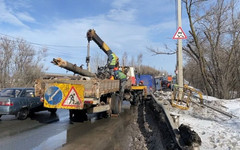 На улице Луганской в Кирове начали демонтировать аварийные столбы