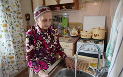 91-летняя кировчанка два года вынуждена греть воду на батарее