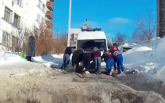 Жилищная инспекция в Кирове проверит двор, где застряла «скорая»