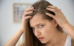 Врач рассказал, какие факторы могут привести к выпадению волос у молодых женщин