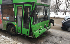 Сегодня в Кирове при столкновении двух автобусов пострадали четыре человека