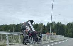 В Омутнинске иномарка вылетела на пешеходную дорожку и опрокинулась