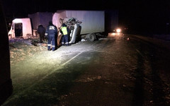 На трассе в Кировской области столкнулись два грузовика. Оба водителя серьёзно пострадали