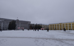 На Театральной площади убрали новогодние украшения