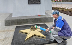 Вечный огонь в парке Победы отключили из-за мусора в горелке