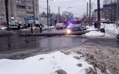 В Кирове на проезжую часть упал столб (ФОТО И ВИДЕО)