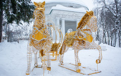 Два белых коня: в Александровском саду установили новогоднюю карету