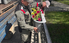 В Кирове у Покровского сквера установили подвесные цветники