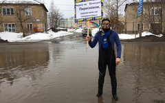 В Кирове мужчина стоял посреди большой лужи в костюме аквалангиста (ВИДЕО)