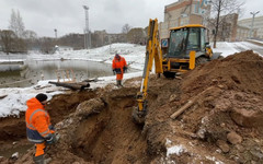 В кировском сквере Железнодорожников устраняют провал
