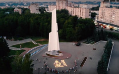 К Дню памяти и скорби в парке Победы из свечей выложили изображение Григория Булатова