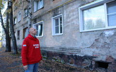 В доме на Северном кольце теплотрасса превратила подвал в парилку