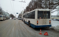 В Кирове пенсионерка получила травмы, упав в троллейбусе