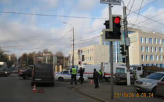 На улице Ленина «ВАЗ» проехал на красный свет, врезался в Ford и сбил трёх пешеходов