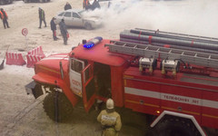 В Кирове на парковке возле крупного торгового центра загорелся автомобиль