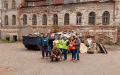 В Кирове прошёл субботник у первого каменного жилого здания города