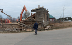 Во время сноса дома в Среднеивкино обнаружили уникальные старинные документы