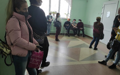 В кировской поликлинике люди, которым не пришли QR-коды, выстраивались в очередь за справкой о вакцинации