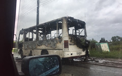 За старым мостом в Кирове автобус загорелся во время движения