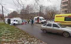 Шесть человек получили травмы при столкновении скорой помощи и «двенадцатой»