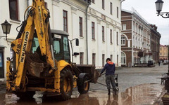 Стало известно, кто мыл трактор у Театра на Спасской