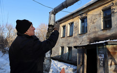 В Кирове жильцы аварийного дома боятся выходить на улицу из-за глыб льда, свисающих с крыши