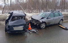 В Вятских Полянах столкнулись «Приора» и «Рено»