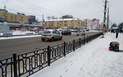 На привокзальной площади устанавливают чугунные заборы