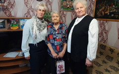 Глава Лузского округа поздравила с 90-летием ветерана лесопромышленного комбината