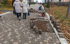 На улице Карла Маркса устраняют провалы