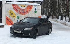 «По звонку наряд не приехал»: в Кирове водитель припарковался на тротуаре у входа в парк