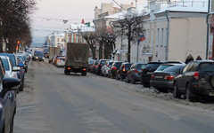 В Кирове хотят убирать фуры, припаркованные с нарушением