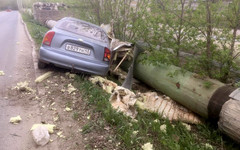 В Кирове иномарка врезалась в магистральный трубопровод и повредила его