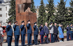 В Кирове на Театральной площади начался парад Победы