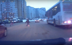 На улице Солнечной двое детей бросились под колёса машины