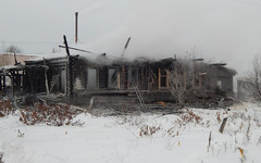 Сегодня ночью в Омутнинске пьяная компания спалила дом (ФОТО)