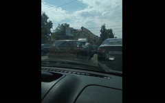В Кирове два водителя устроили драку на дороге