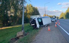 В Кирове на трассе иномарка врезалась в опору ЛЭП и перевернулась. Видео