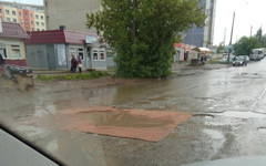 На улице Упита в Кирове дорожную яму застелили ковром