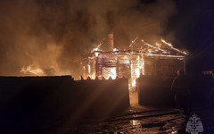 В Котельниче горел дом, хозяин отравился дымом