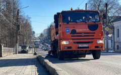 Улицы Кирова очищают от остатков противогололёдных материалов