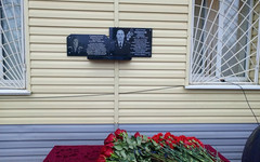 В Зуевском районе открыли мемориальную доску полицейскому, погибшему на СВО