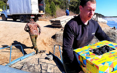 Отрезаны от цивилизации: жителей Лузского района в половодье снабжают продуктами по реке